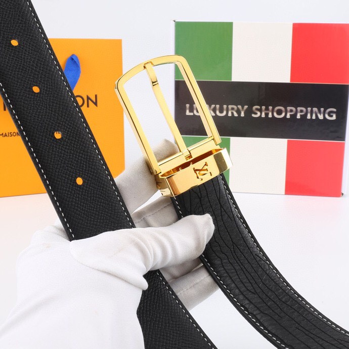 l家 男士商务休闲款腰带，35mm顶奢小牛皮男士时尚配饰。
男士衣橱不可或缺的百搭爆款，即刻升级您的穿搭品味！
顶级材质：精选天然平纹小牛皮，柔软坚韧，经典雅致牛皮革，纯色满足多场合搭配需求。
标志性设计：低调暗金-银logo搭扣饰以首字母标识，搭配真空电镀金属挂扣，耐磨不掉色，细节尽显奢华工艺。
极致百搭：3.5 cm经典带宽设计，轻松驾驭商务正装至日常休闲造型，瞬间提升整体着装质感，彰显品牌格调。
专柜级包装：附赠全套定制礼盒包装，自用赠礼两相宜，见证顶级品质。
这款腰带以摩登视角重构经典。搭扣与暗色五金饰面低调内敛，搭配专利电镀工艺，经久耐用不褪色。精选小牛皮柔韧贴合腰际，无论是搭配西装裤还是牛仔裤，均能成为点睛之笔，完美诠释商务休闲风范。
p190