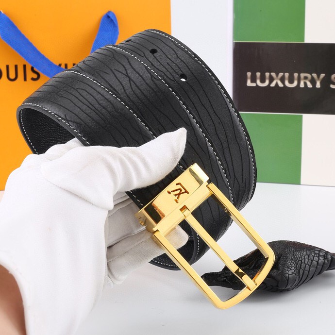 l家 男士商务休闲款腰带，35mm顶奢小牛皮男士时尚配饰。
男士衣橱不可或缺的百搭爆款，即刻升级您的穿搭品味！
顶级材质：精选天然平纹小牛皮，柔软坚韧，经典雅致牛皮革，纯色满足多场合搭配需求。
标志性设计：低调暗金-银logo搭扣饰以首字母标识，搭配真空电镀金属挂扣，耐磨不掉色，细节尽显奢华工艺。
极致百搭：3.5 cm经典带宽设计，轻松驾驭商务正装至日常休闲造型，瞬间提升整体着装质感，彰显品牌格调。
专柜级包装：附赠全套定制礼盒包装，自用赠礼两相宜，见证顶级品质。
这款腰带以摩登视角重构经典。搭扣与暗色五金饰面低调内敛，搭配专利电镀工艺，经久耐用不褪色。精选小牛皮柔韧贴合腰际，无论是搭配西装裤还是牛仔裤，均能成为点睛之笔，完美诠释商务休闲风范。
p190