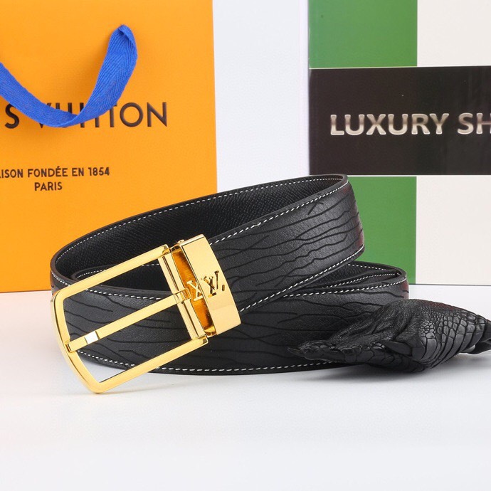 l家 男士商务休闲款腰带，35mm顶奢小牛皮男士时尚配饰。
男士衣橱不可或缺的百搭爆款，即刻升级您的穿搭品味！
顶级材质：精选天然平纹小牛皮，柔软坚韧，经典雅致牛皮革，纯色满足多场合搭配需求。
标志性设计：低调暗金-银logo搭扣饰以首字母标识，搭配真空电镀金属挂扣，耐磨不掉色，细节尽显奢华工艺。
极致百搭：3.5 cm经典带宽设计，轻松驾驭商务正装至日常休闲造型，瞬间提升整体着装质感，彰显品牌格调。
专柜级包装：附赠全套定制礼盒包装，自用赠礼两相宜，见证顶级品质。
这款腰带以摩登视角重构经典。搭扣与暗色五金饰面低调内敛，搭配专利电镀工艺，经久耐用不褪色。精选小牛皮柔韧贴合腰际，无论是搭配西装裤还是牛仔裤，均能成为点睛之笔，完美诠释商务休闲风范。
p190