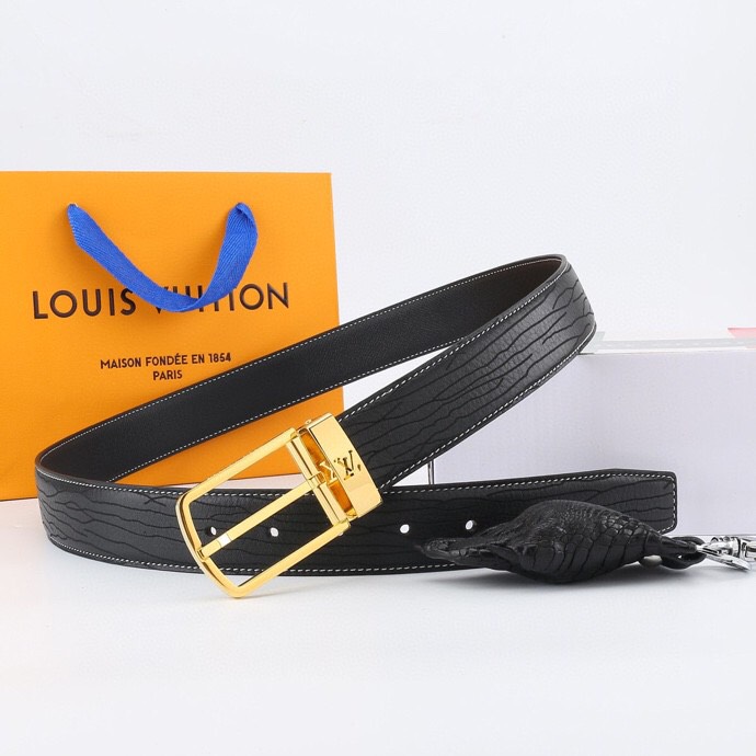 l家 男士商务休闲款腰带，35mm顶奢小牛皮男士时尚配饰。
男士衣橱不可或缺的百搭爆款，即刻升级您的穿搭品味！
顶级材质：精选天然平纹小牛皮，柔软坚韧，经典雅致牛皮革，纯色满足多场合搭配需求。
标志性设计：低调暗金-银logo搭扣饰以首字母标识，搭配真空电镀金属挂扣，耐磨不掉色，细节尽显奢华工艺。
极致百搭：3.5 cm经典带宽设计，轻松驾驭商务正装至日常休闲造型，瞬间提升整体着装质感，彰显品牌格调。
专柜级包装：附赠全套定制礼盒包装，自用赠礼两相宜，见证顶级品质。
这款腰带以摩登视角重构经典。搭扣与暗色五金饰面低调内敛，搭配专利电镀工艺，经久耐用不褪色。精选小牛皮柔韧贴合腰际，无论是搭配西装裤还是牛仔裤，均能成为点睛之笔，完美诠释商务休闲风范。
p190