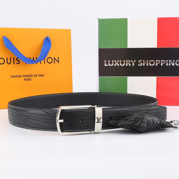 l家 男士商务休闲款腰带，35mm顶奢小牛皮男士时尚配饰。
男士衣橱不可或缺的百搭爆款，即刻升级您的穿搭品味！
顶级材质：精选天然平纹小牛皮，柔软坚韧，经典雅致牛皮革，纯色满足多场合搭配需求。
标志性设计：低调暗金-银logo搭扣饰以首字母标识，搭配真空电镀金属挂扣，耐磨不掉色，细节尽显奢华工艺。
极致百搭：3.5 cm经典带宽设计，轻松驾驭商务正装至日常休闲造型，瞬间提升整体着装质感，彰显品牌格调。
专柜级包装：附赠全套定制礼盒包装，自用赠礼两相宜，见证顶级品质。
这款腰带以摩登视角重构经典。搭扣与暗色五金饰面低调内敛，搭配专利电镀工艺，经久耐用不褪色。精选小牛皮柔韧贴合腰际，无论是搭配西装裤还是牛仔裤，均能成为点睛之笔，完美诠释商务休闲风范。
p190