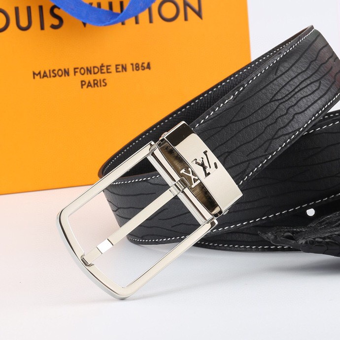 l家 男士商务休闲款腰带，35mm顶奢小牛皮男士时尚配饰。
男士衣橱不可或缺的百搭爆款，即刻升级您的穿搭品味！
顶级材质：精选天然平纹小牛皮，柔软坚韧，经典雅致牛皮革，纯色满足多场合搭配需求。
标志性设计：低调暗金-银logo搭扣饰以首字母标识，搭配真空电镀金属挂扣，耐磨不掉色，细节尽显奢华工艺。
极致百搭：3.5 cm经典带宽设计，轻松驾驭商务正装至日常休闲造型，瞬间提升整体着装质感，彰显品牌格调。
专柜级包装：附赠全套定制礼盒包装，自用赠礼两相宜，见证顶级品质。
这款腰带以摩登视角重构经典。搭扣与暗色五金饰面低调内敛，搭配专利电镀工艺，经久耐用不褪色。精选小牛皮柔韧贴合腰际，无论是搭配西装裤还是牛仔裤，均能成为点睛之笔，完美诠释商务休闲风范。
p190