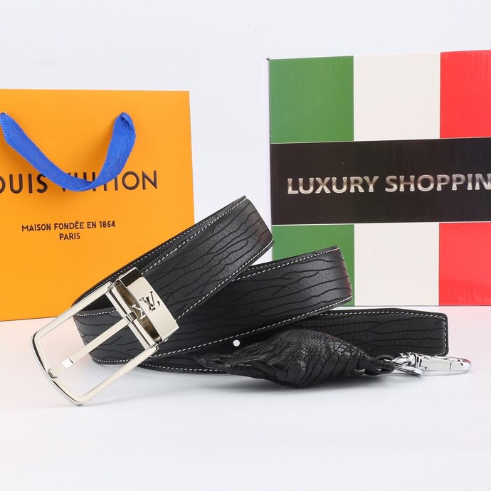 l家 男士商务休闲款腰带，35mm顶奢小牛皮男士时尚配饰。
男士衣橱不可或缺的百搭爆款，即刻升级您的穿搭品味！
顶级材质：精选天然平纹小牛皮，柔软坚韧，经典雅致牛皮革，纯色满足多场合搭配需求。
标志性设计：低调暗金-银logo搭扣饰以首字母标识，搭配真空电镀金属挂扣，耐磨不掉色，细节尽显奢华工艺。
极致百搭：3.5 cm经典带宽设计，轻松驾驭商务正装至日常休闲造型，瞬间提升整体着装质感，彰显品牌格调。
专柜级包装：附赠全套定制礼盒包装，自用赠礼两相宜，见证顶级品质。
这款腰带以摩登视角重构经典。搭扣与暗色五金饰面低调内敛，搭配专利电镀工艺，经久耐用不褪色。精选小牛皮柔韧贴合腰际，无论是搭配西装裤还是牛仔裤，均能成为点睛之笔，完美诠释商务休闲风范。
p190