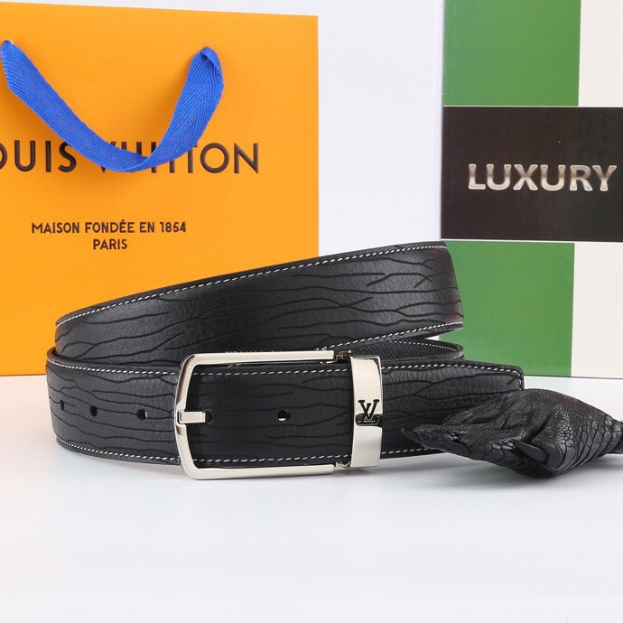 l家 男士商务休闲款腰带，35mm顶奢小牛皮男士时尚配饰。
男士衣橱不可或缺的百搭爆款，即刻升级您的穿搭品味！
顶级材质：精选天然平纹小牛皮，柔软坚韧，经典雅致牛皮革，纯色满足多场合搭配需求。
标志性设计：低调暗金-银logo搭扣饰以首字母标识，搭配真空电镀金属挂扣，耐磨不掉色，细节尽显奢华工艺。
极致百搭：3.5 cm经典带宽设计，轻松驾驭商务正装至日常休闲造型，瞬间提升整体着装质感，彰显品牌格调。
专柜级包装：附赠全套定制礼盒包装，自用赠礼两相宜，见证顶级品质。
这款腰带以摩登视角重构经典。搭扣与暗色五金饰面低调内敛，搭配专利电镀工艺，经久耐用不褪色。精选小牛皮柔韧贴合腰际，无论是搭配西装裤还是牛仔裤，均能成为点睛之笔，完美诠释商务休闲风范。
p190