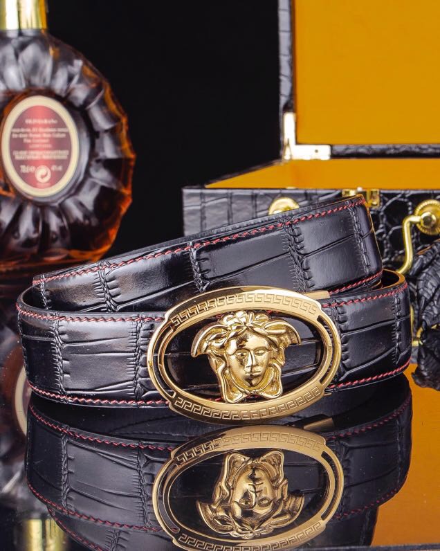 【意式奢华&middot;风尚之选】范思家 经典美杜莎自动扣真皮腰带
范家 品牌传承
诞生于1978年的意大利奢侈王国，以神话美杜莎为灵魂符号，演绎"致命吸引力"的先锋美学。
匠心工艺
精选小牛皮打造，3.5cm修身版型搭配双面可调设计。柔韧织带内衬，赋予全天候舒适体验。
标志性细节
立体浮雕美杜莎头像五金扣件
真空电镀五金件（耐磨抗褪色）
Greca希腊回纹油边工艺
搭配哲学
一件解锁商务正装与休闲造型的边界，Logo扣头瞬间提升整体穿搭层次感。
尊享套装
含高级鳄鱼纹木礼盒套装包装，见证190年意式工匠精神的当代传承。p260