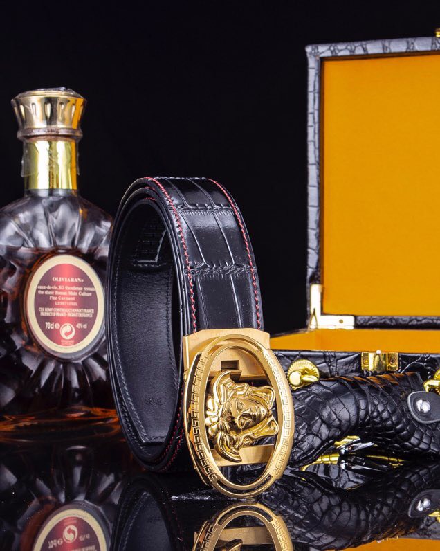 【意式奢华&middot;风尚之选】范思家 经典美杜莎自动扣真皮腰带
范家 品牌传承
诞生于1978年的意大利奢侈王国，以神话美杜莎为灵魂符号，演绎"致命吸引力"的先锋美学。
匠心工艺
精选小牛皮打造，3.5cm修身版型搭配双面可调设计。柔韧织带内衬，赋予全天候舒适体验。
标志性细节
立体浮雕美杜莎头像五金扣件
真空电镀五金件（耐磨抗褪色）
Greca希腊回纹油边工艺
搭配哲学
一件解锁商务正装与休闲造型的边界，Logo扣头瞬间提升整体穿搭层次感。
尊享套装
含高级鳄鱼纹木礼盒套装包装，见证190年意式工匠精神的当代传承。p260