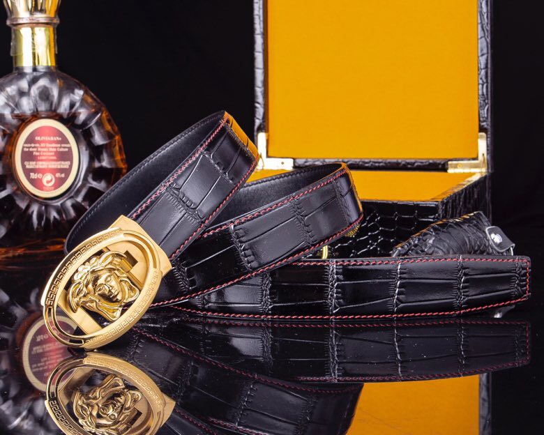 【意式奢华&middot;风尚之选】范思家 经典美杜莎自动扣真皮腰带
范家 品牌传承
诞生于1978年的意大利奢侈王国，以神话美杜莎为灵魂符号，演绎"致命吸引力"的先锋美学。
匠心工艺
精选小牛皮打造，3.5cm修身版型搭配双面可调设计。柔韧织带内衬，赋予全天候舒适体验。
标志性细节
立体浮雕美杜莎头像五金扣件
真空电镀五金件（耐磨抗褪色）
Greca希腊回纹油边工艺
搭配哲学
一件解锁商务正装与休闲造型的边界，Logo扣头瞬间提升整体穿搭层次感。
尊享套装
含高级鳄鱼纹木礼盒套装包装，见证190年意式工匠精神的当代传承。p260