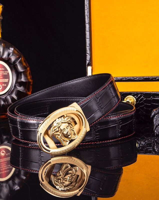 【意式奢华&middot;风尚之选】范思家 经典美杜莎自动扣真皮腰带
范家 品牌传承
诞生于1978年的意大利奢侈王国，以神话美杜莎为灵魂符号，演绎"致命吸引力"的先锋美学。
匠心工艺
精选小牛皮打造，3.5cm修身版型搭配双面可调设计。柔韧织带内衬，赋予全天候舒适体验。
标志性细节
立体浮雕美杜莎头像五金扣件
真空电镀五金件（耐磨抗褪色）
Greca希腊回纹油边工艺
搭配哲学
一件解锁商务正装与休闲造型的边界，Logo扣头瞬间提升整体穿搭层次感。
尊享套装
含高级鳄鱼纹木礼盒套装包装，见证190年意式工匠精神的当代传承。p260