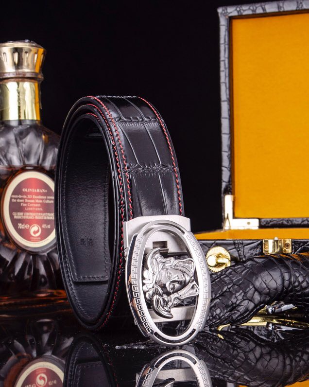 【意式奢华&middot;风尚之选】范思家 经典美杜莎自动扣真皮腰带
范家 品牌传承
诞生于1978年的意大利奢侈王国，以神话美杜莎为灵魂符号，演绎"致命吸引力"的先锋美学。
匠心工艺
精选小牛皮打造，3.5cm修身版型搭配双面可调设计。柔韧织带内衬，赋予全天候舒适体验。
标志性细节
立体浮雕美杜莎头像五金扣件
真空电镀五金件（耐磨抗褪色）
Greca希腊回纹油边工艺
搭配哲学
一件解锁商务正装与休闲造型的边界，Logo扣头瞬间提升整体穿搭层次感。
尊享套装
含高级鳄鱼纹木礼盒套装包装，见证190年意式工匠精神的当代传承。p260