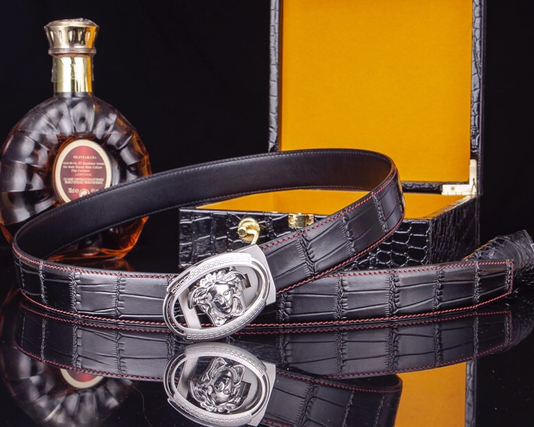 【意式奢华&middot;风尚之选】范思家 经典美杜莎自动扣真皮腰带
范家 品牌传承
诞生于1978年的意大利奢侈王国，以神话美杜莎为灵魂符号，演绎"致命吸引力"的先锋美学。
匠心工艺
精选小牛皮打造，3.5cm修身版型搭配双面可调设计。柔韧织带内衬，赋予全天候舒适体验。
标志性细节
立体浮雕美杜莎头像五金扣件
真空电镀五金件（耐磨抗褪色）
Greca希腊回纹油边工艺
搭配哲学
一件解锁商务正装与休闲造型的边界，Logo扣头瞬间提升整体穿搭层次感。
尊享套装
含高级鳄鱼纹木礼盒套装包装，见证190年意式工匠精神的当代传承。p260