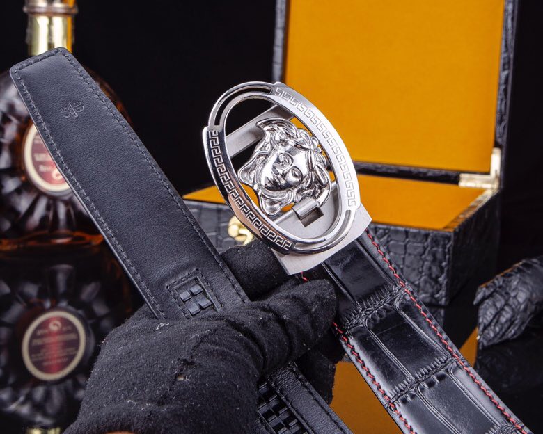 【意式奢华&middot;风尚之选】范思家 经典美杜莎自动扣真皮腰带
范家 品牌传承
诞生于1978年的意大利奢侈王国，以神话美杜莎为灵魂符号，演绎"致命吸引力"的先锋美学。
匠心工艺
精选小牛皮打造，3.5cm修身版型搭配双面可调设计。柔韧织带内衬，赋予全天候舒适体验。
标志性细节
立体浮雕美杜莎头像五金扣件
真空电镀五金件（耐磨抗褪色）
Greca希腊回纹油边工艺
搭配哲学
一件解锁商务正装与休闲造型的边界，Logo扣头瞬间提升整体穿搭层次感。
尊享套装
含高级鳄鱼纹木礼盒套装包装，见证190年意式工匠精神的当代传承。p260