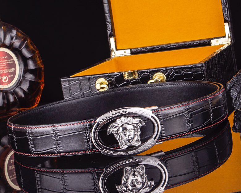 【意式奢华&middot;风尚之选】范思家 经典美杜莎自动扣真皮腰带
范家 品牌传承
诞生于1978年的意大利奢侈王国，以神话美杜莎为灵魂符号，演绎"致命吸引力"的先锋美学。
匠心工艺
精选小牛皮打造，3.5cm修身版型搭配双面可调设计。柔韧织带内衬，赋予全天候舒适体验。
标志性细节
立体浮雕美杜莎头像五金扣件
真空电镀五金件（耐磨抗褪色）
Greca希腊回纹油边工艺
搭配哲学
一件解锁商务正装与休闲造型的边界，Logo扣头瞬间提升整体穿搭层次感。
尊享套装
含高级鳄鱼纹木礼盒套装包装，见证190年意式工匠精神的当代传承。p260