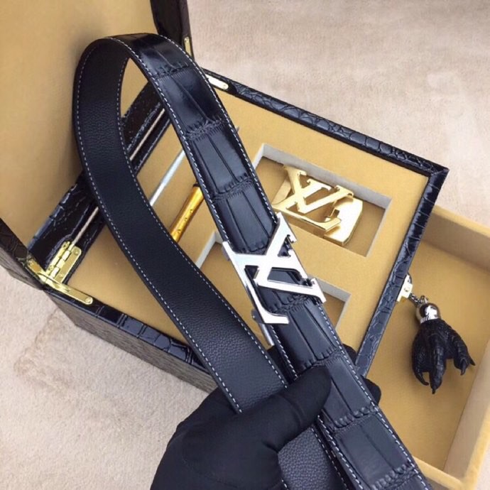 l家 臻品礼赠·尽显尊荣 | 意大利进口真皮男士双扣皮带礼盒套装.
【尊贵之选·非凡气度】
🔹 人体工学佩戴,舒适无负担,精工雕琢,每一寸纹理都彰显野性与奢华.
🔹 3.5cm宽阔版型. 搭配双扣自动款式,扣头自由换(附工具),轻松适配商务与休闲.
🔹 意大利进口头层牛皮,皮质柔韧亲肤,电镀金属扣耐磨如新,不褪色.
细节至臻·礼遇升华
最新设计,沉稳百搭. 欧洲最新设计,沉稳百搭.
专为高端品位定制
——赠礼自用皆宜,见证非凡格调 .
(实拍图所见即所得,私询解锁专属权益 )p320