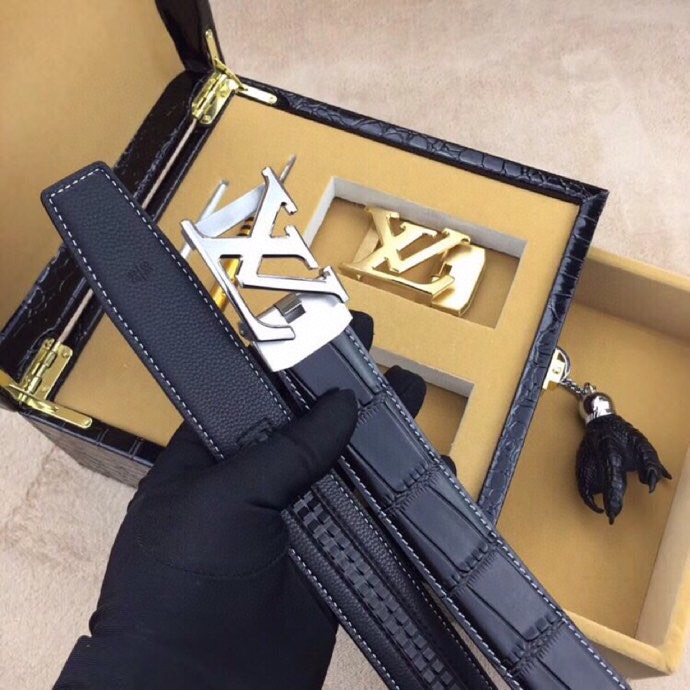 l家 臻品礼赠·尽显尊荣 | 意大利进口真皮男士双扣皮带礼盒套装.
【尊贵之选·非凡气度】
🔹 人体工学佩戴,舒适无负担,精工雕琢,每一寸纹理都彰显野性与奢华.
🔹 3.5cm宽阔版型. 搭配双扣自动款式,扣头自由换(附工具),轻松适配商务与休闲.
🔹 意大利进口头层牛皮,皮质柔韧亲肤,电镀金属扣耐磨如新,不褪色.
细节至臻·礼遇升华
最新设计,沉稳百搭. 欧洲最新设计,沉稳百搭.
专为高端品位定制
——赠礼自用皆宜,见证非凡格调 .
(实拍图所见即所得,私询解锁专属权益 )p320