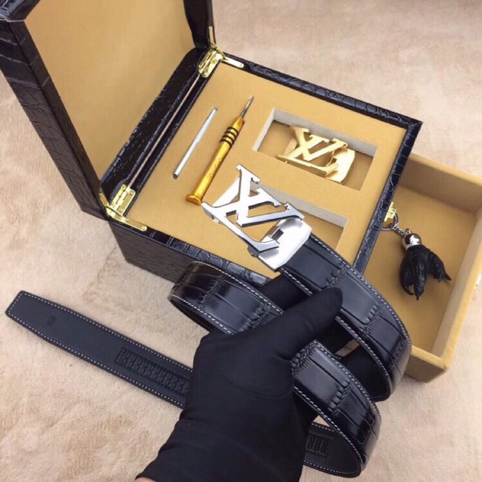 l家 臻品礼赠·尽显尊荣 | 意大利进口真皮男士双扣皮带礼盒套装.
【尊贵之选·非凡气度】
🔹 人体工学佩戴,舒适无负担,精工雕琢,每一寸纹理都彰显野性与奢华.
🔹 3.5cm宽阔版型. 搭配双扣自动款式,扣头自由换(附工具),轻松适配商务与休闲.
🔹 意大利进口头层牛皮,皮质柔韧亲肤,电镀金属扣耐磨如新,不褪色.
细节至臻·礼遇升华
最新设计,沉稳百搭. 欧洲最新设计,沉稳百搭.
专为高端品位定制
——赠礼自用皆宜,见证非凡格调 .
(实拍图所见即所得,私询解锁专属权益 )p320