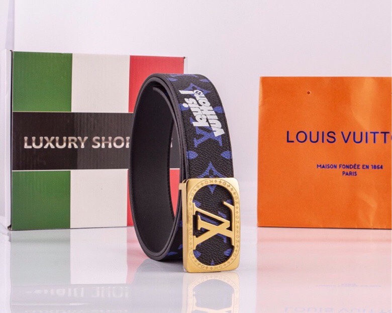 🌟【L家 男士必入商务休闲腰带｜秒变穿搭高手】🌟

🔥爆款型号：M*原厂顶配版
▫4.0cm黄金宽度 | 真皮匠心打造
▫真空电镀针扣（金银双色可选）
▫全套包装+防尘袋

💼【一秒提升格调的王炸单品】
☑商务洽谈 ➕ 休闲约会无缝切换
☑全新棱角针扣设计｜40mm利落线条
☑L家经典字母铭刻｜金属光泽永不褪色

✨「细节控必看」
✓ 意大利植鞣牛皮柔软抗变形
✓ 六道边缘油边工艺防开裂
✓ 精密数控雕刻金属扣头

👔【穿搭公式】&darr;
正装搭配&rarr; 沉稳精英气场全开
牛仔裤+衬衫&rarr; 美式复古摩登范
运动休闲装&rarr; 低调奢华小心机

&rdquo;从腰间细节开始掌控全场
真皮触感诉说低调奢华&ldquo;
&darr;点击咨询专属福利&darr;
p190