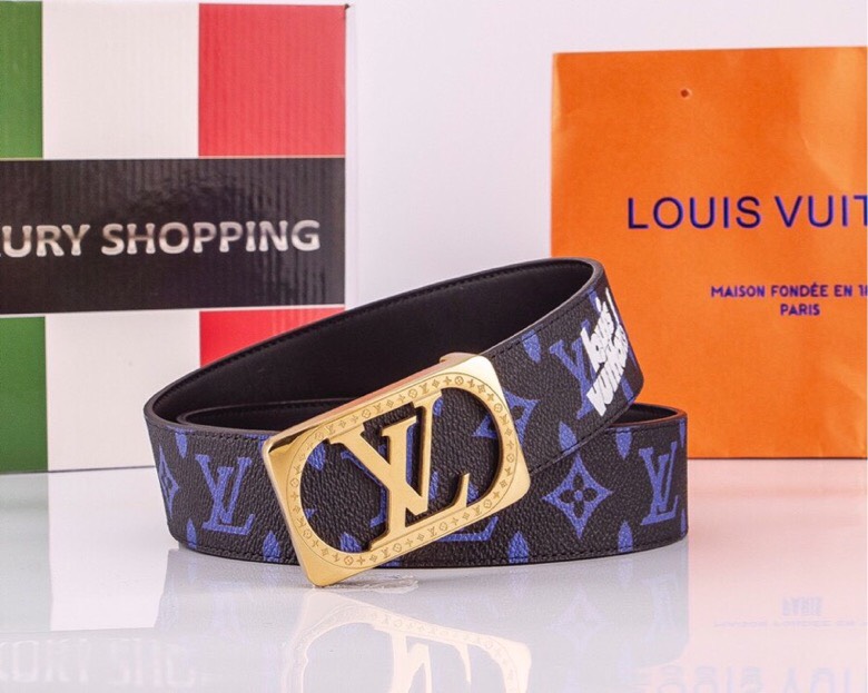 🌟【L家 男士必入商务休闲腰带｜秒变穿搭高手】🌟

🔥爆款型号：M*原厂顶配版
▫4.0cm黄金宽度 | 真皮匠心打造
▫真空电镀针扣（金银双色可选）
▫全套包装+防尘袋

💼【一秒提升格调的王炸单品】
☑商务洽谈 ➕ 休闲约会无缝切换
☑全新棱角针扣设计｜40mm利落线条
☑L家经典字母铭刻｜金属光泽永不褪色

✨「细节控必看」
✓ 意大利植鞣牛皮柔软抗变形
✓ 六道边缘油边工艺防开裂
✓ 精密数控雕刻金属扣头

👔【穿搭公式】&darr;
正装搭配&rarr; 沉稳精英气场全开
牛仔裤+衬衫&rarr; 美式复古摩登范
运动休闲装&rarr; 低调奢华小心机

&rdquo;从腰间细节开始掌控全场
真皮触感诉说低调奢华&ldquo;
&darr;点击咨询专属福利&darr;
p190