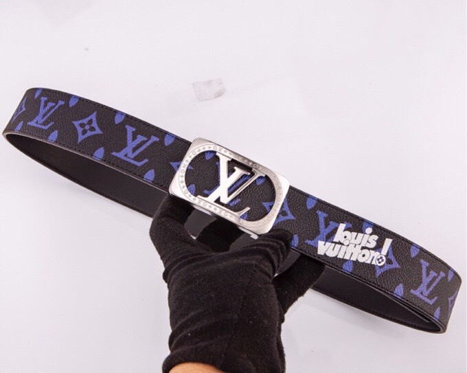 🌟【L家 男士必入商务休闲腰带｜秒变穿搭高手】🌟

🔥爆款型号：M*原厂顶配版
▫4.0cm黄金宽度 | 真皮匠心打造
▫真空电镀针扣（金银双色可选）
▫全套包装+防尘袋

💼【一秒提升格调的王炸单品】
☑商务洽谈 ➕ 休闲约会无缝切换
☑全新棱角针扣设计｜40mm利落线条
☑L家经典字母铭刻｜金属光泽永不褪色

✨「细节控必看」
✓ 意大利植鞣牛皮柔软抗变形
✓ 六道边缘油边工艺防开裂
✓ 精密数控雕刻金属扣头

👔【穿搭公式】&darr;
正装搭配&rarr; 沉稳精英气场全开
牛仔裤+衬衫&rarr; 美式复古摩登范
运动休闲装&rarr; 低调奢华小心机

&rdquo;从腰间细节开始掌控全场
真皮触感诉说低调奢华&ldquo;
&darr;点击咨询专属福利&darr;
p190