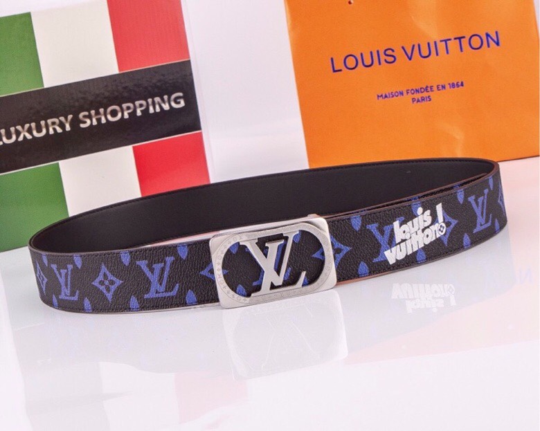 🌟【L家 男士必入商务休闲腰带｜秒变穿搭高手】🌟

🔥爆款型号：M*原厂顶配版
▫4.0cm黄金宽度 | 真皮匠心打造
▫真空电镀针扣（金银双色可选）
▫全套包装+防尘袋

💼【一秒提升格调的王炸单品】
☑商务洽谈 ➕ 休闲约会无缝切换
☑全新棱角针扣设计｜40mm利落线条
☑L家经典字母铭刻｜金属光泽永不褪色

✨「细节控必看」
✓ 意大利植鞣牛皮柔软抗变形
✓ 六道边缘油边工艺防开裂
✓ 精密数控雕刻金属扣头

👔【穿搭公式】&darr;
正装搭配&rarr; 沉稳精英气场全开
牛仔裤+衬衫&rarr; 美式复古摩登范
运动休闲装&rarr; 低调奢华小心机

&rdquo;从腰间细节开始掌控全场
真皮触感诉说低调奢华&ldquo;
&darr;点击咨询专属福利&darr;
p190