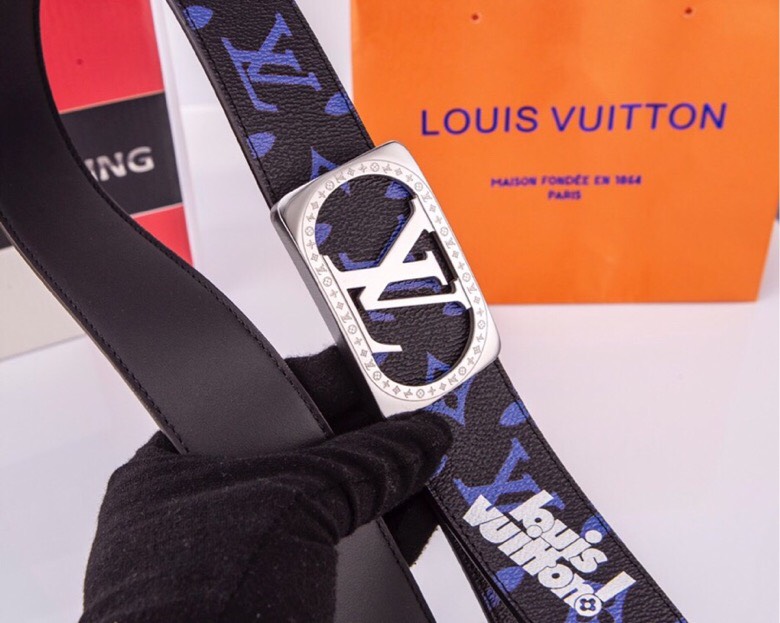 🌟【L家 男士必入商务休闲腰带｜秒变穿搭高手】🌟

🔥爆款型号：M*原厂顶配版
▫4.0cm黄金宽度 | 真皮匠心打造
▫真空电镀针扣（金银双色可选）
▫全套包装+防尘袋

💼【一秒提升格调的王炸单品】
☑商务洽谈 ➕ 休闲约会无缝切换
☑全新棱角针扣设计｜40mm利落线条
☑L家经典字母铭刻｜金属光泽永不褪色

✨「细节控必看」
✓ 意大利植鞣牛皮柔软抗变形
✓ 六道边缘油边工艺防开裂
✓ 精密数控雕刻金属扣头

👔【穿搭公式】&darr;
正装搭配&rarr; 沉稳精英气场全开
牛仔裤+衬衫&rarr; 美式复古摩登范
运动休闲装&rarr; 低调奢华小心机

&rdquo;从腰间细节开始掌控全场
真皮触感诉说低调奢华&ldquo;
&darr;点击咨询专属福利&darr;
p190