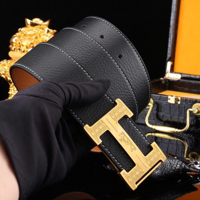 🔥 HERM*S 爱马家 男士必入神级单品 | H扣腰带界的"天花板"🔥

💼 一腰带出两种人生！
&rarr; 商务面：荔枝纹牛皮诠释精英品格
&rarr; 休闲面：掌纹牛皮解锁随性魅力

⚫🟤 玩转双面人生：
「暗夜黑」攻陷会议室
「焦糖棕」征服咖啡厅
3秒切换身份的秘密武器

🎯 细节控暴击套餐：
✔ 3.8cm小牛皮带身（意大利牧场直供）
✔ 手术级精钢H扣（百万次开合测试）
✔ 隐形穿扣专利设计（拯救强迫症）

🕶 低调搭配指南：
鳄鱼纹木质礼盒&rarr;开箱即高光时刻
三证合一套装&rarr;细节都是身份密码

⚠ 库存警报：
最后37条「原单库存」
公司高管私藏的潜规则

📲 暗号：P260