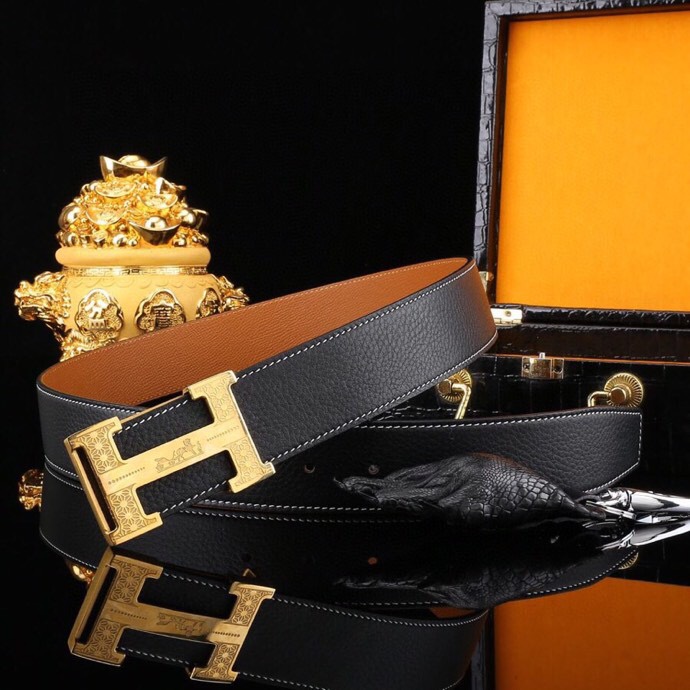 🔥 HERM*S 爱马家 男士必入神级单品 | H扣腰带界的"天花板"🔥

💼 一腰带出两种人生！
&rarr; 商务面：荔枝纹牛皮诠释精英品格
&rarr; 休闲面：掌纹牛皮解锁随性魅力

⚫🟤 玩转双面人生：
「暗夜黑」攻陷会议室
「焦糖棕」征服咖啡厅
3秒切换身份的秘密武器

🎯 细节控暴击套餐：
✔ 3.8cm小牛皮带身（意大利牧场直供）
✔ 手术级精钢H扣（百万次开合测试）
✔ 隐形穿扣专利设计（拯救强迫症）

🕶 低调搭配指南：
鳄鱼纹木质礼盒&rarr;开箱即高光时刻
三证合一套装&rarr;细节都是身份密码

⚠ 库存警报：
最后37条「原单库存」
公司高管私藏的潜规则

📲 暗号：P260