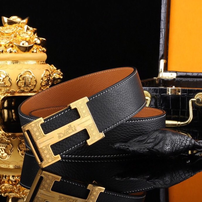 🔥 HERM*S 爱马家 男士必入神级单品 | H扣腰带界的"天花板"🔥

💼 一腰带出两种人生！
&rarr; 商务面：荔枝纹牛皮诠释精英品格
&rarr; 休闲面：掌纹牛皮解锁随性魅力

⚫🟤 玩转双面人生：
「暗夜黑」攻陷会议室
「焦糖棕」征服咖啡厅
3秒切换身份的秘密武器

🎯 细节控暴击套餐：
✔ 3.8cm小牛皮带身（意大利牧场直供）
✔ 手术级精钢H扣（百万次开合测试）
✔ 隐形穿扣专利设计（拯救强迫症）

🕶 低调搭配指南：
鳄鱼纹木质礼盒&rarr;开箱即高光时刻
三证合一套装&rarr;细节都是身份密码

⚠ 库存警报：
最后37条「原单库存」
公司高管私藏的潜规则

📲 暗号：P260