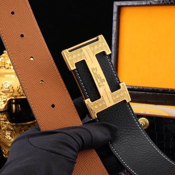 🔥 HERM*S 爱马家 男士必入神级单品 | H扣腰带界的"天花板"🔥

💼 一腰带出两种人生！
&rarr; 商务面：荔枝纹牛皮诠释精英品格
&rarr; 休闲面：掌纹牛皮解锁随性魅力

⚫🟤 玩转双面人生：
「暗夜黑」攻陷会议室
「焦糖棕」征服咖啡厅
3秒切换身份的秘密武器

🎯 细节控暴击套餐：
✔ 3.8cm小牛皮带身（意大利牧场直供）
✔ 手术级精钢H扣（百万次开合测试）
✔ 隐形穿扣专利设计（拯救强迫症）

🕶 低调搭配指南：
鳄鱼纹木质礼盒&rarr;开箱即高光时刻
三证合一套装&rarr;细节都是身份密码

⚠ 库存警报：
最后37条「原单库存」
公司高管私藏的潜规则

📲 暗号：P260