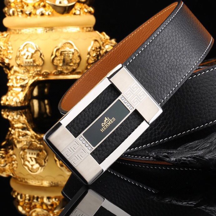 🔥 HERM*S 爱马家 男士必入神级单品 | H扣腰带界的"天花板"🔥

💼 一腰带出两种人生！
&rarr; 商务面：荔枝纹牛皮诠释精英品格
&rarr; 休闲面：掌纹牛皮解锁随性魅力

⚫🟤 玩转双面人生：
「暗夜黑」攻陷会议室
「焦糖棕」征服咖啡厅
3秒切换身份的秘密武器

🎯 细节控暴击套餐：
✔ 3.8cm小牛皮带身（意大利牧场直供）
✔ 手术级精钢H扣（百万次开合测试）
✔ 隐形穿扣专利设计（拯救强迫症）

🕶 低调搭配指南：
鳄鱼纹木质礼盒&rarr;开箱即高光时刻
三证合一套装&rarr;细节都是身份密码

⚠ 库存警报：
最后37条「原单库存」
公司高管私藏的潜规则

📲 暗号：P260
