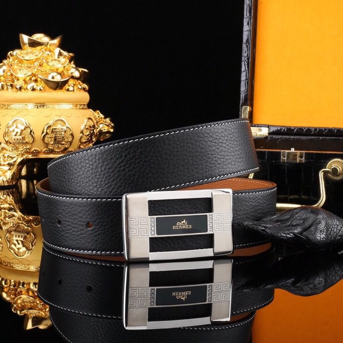 🔥 HERM*S 爱马家 男士必入神级单品 | H扣腰带界的"天花板"🔥

💼 一腰带出两种人生！
&rarr; 商务面：荔枝纹牛皮诠释精英品格
&rarr; 休闲面：掌纹牛皮解锁随性魅力

⚫🟤 玩转双面人生：
「暗夜黑」攻陷会议室
「焦糖棕」征服咖啡厅
3秒切换身份的秘密武器

🎯 细节控暴击套餐：
✔ 3.8cm小牛皮带身（意大利牧场直供）
✔ 手术级精钢H扣（百万次开合测试）
✔ 隐形穿扣专利设计（拯救强迫症）

🕶 低调搭配指南：
鳄鱼纹木质礼盒&rarr;开箱即高光时刻
三证合一套装&rarr;细节都是身份密码

⚠ 库存警报：
最后37条「原单库存」
公司高管私藏的潜规则

📲 暗号：P260