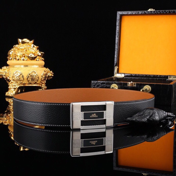 🔥 HERM*S 爱马家 男士必入神级单品 | H扣腰带界的"天花板"🔥

💼 一腰带出两种人生！
&rarr; 商务面：荔枝纹牛皮诠释精英品格
&rarr; 休闲面：掌纹牛皮解锁随性魅力

⚫🟤 玩转双面人生：
「暗夜黑」攻陷会议室
「焦糖棕」征服咖啡厅
3秒切换身份的秘密武器

🎯 细节控暴击套餐：
✔ 3.8cm小牛皮带身（意大利牧场直供）
✔ 手术级精钢H扣（百万次开合测试）
✔ 隐形穿扣专利设计（拯救强迫症）

🕶 低调搭配指南：
鳄鱼纹木质礼盒&rarr;开箱即高光时刻
三证合一套装&rarr;细节都是身份密码

⚠ 库存警报：
最后37条「原单库存」
公司高管私藏的潜规则

📲 暗号：P260