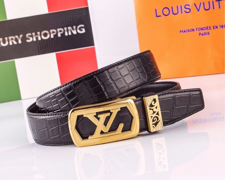  L家 精品高档精钢男士真皮自动扣腰带，商务休闲款抽拉式皮带，使用方便，各种社交场所备受青睐。送礼自用佳品。
带身宽度 35 毫米 ，（3.5 cm）
标识加入经典图案，再以丝滑小牛皮演绎沉稳一面，搭配 LoGo自动扣，与 Everyday 系列其他单品搭配相宜。
匠心电镀金属扣头，以精工打磨的锃亮光泽成为整体着装的点睛之笔，低调中透出凌厉气场。内衬抗拉防变形结构，经久耐用，是兼具实用与格调的现代绅士首选。
这款高档自动扣男士皮带配皮精选头层小牛皮，触感细腻柔韧，每一道天然纹理皆诉说着品质的沉淀。
创新智能自动扣设计，无需繁琐针孔调节，一按即合，轻松适配不同腰围，在商务会议或社交场合中从容展现优雅效率。
即刻拥有，让每一次举手投足皆成为品味的无声宣言。「系住从容，扣动不凡」&mdash;&mdash;只为懂得犒赏自己的非凡男士。p220