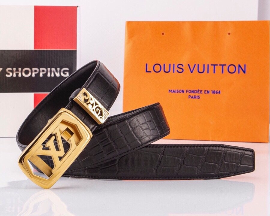  L家 精品高档精钢男士真皮自动扣腰带，商务休闲款抽拉式皮带，使用方便，各种社交场所备受青睐。送礼自用佳品。
带身宽度 35 毫米 ，（3.5 cm）
标识加入经典图案，再以丝滑小牛皮演绎沉稳一面，搭配 LoGo自动扣，与 Everyday 系列其他单品搭配相宜。
匠心电镀金属扣头，以精工打磨的锃亮光泽成为整体着装的点睛之笔，低调中透出凌厉气场。内衬抗拉防变形结构，经久耐用，是兼具实用与格调的现代绅士首选。
这款高档自动扣男士皮带配皮精选头层小牛皮，触感细腻柔韧，每一道天然纹理皆诉说着品质的沉淀。
创新智能自动扣设计，无需繁琐针孔调节，一按即合，轻松适配不同腰围，在商务会议或社交场合中从容展现优雅效率。
即刻拥有，让每一次举手投足皆成为品味的无声宣言。「系住从容，扣动不凡」&mdash;&mdash;只为懂得犒赏自己的非凡男士。p220