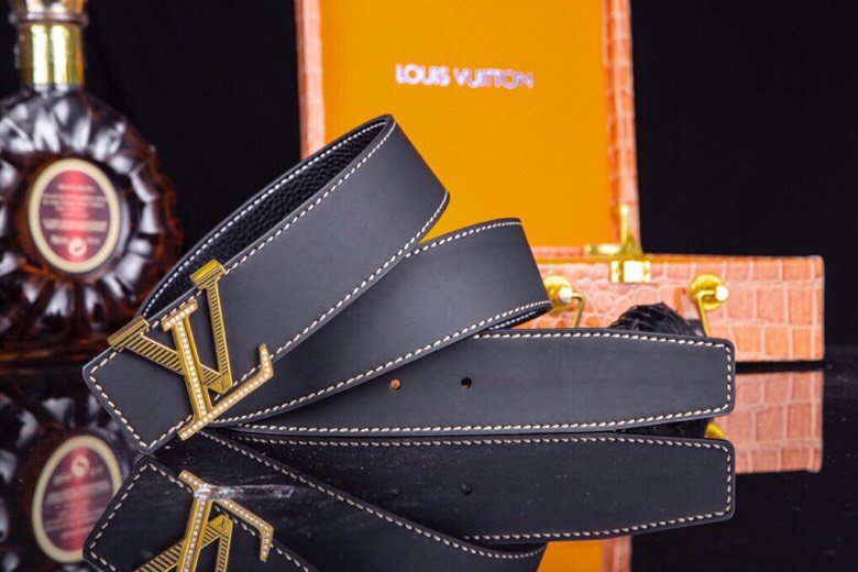 L家 男士商务休闲款真皮腰带 | 经典钢扣头层小牛皮皮带。
▎匠心工艺
严选皮料：带身双面采用进口头层小牛皮，纹理细腻，柔韧亲肤，久用不易变形。
精工电镀：logo扣头精钢真空电镀工艺，防刮耐磨，持久保色，低调演绎奢华质感。
38mm（ 3.8cm ）百搭宽度：适配商务正装与休闲造型，经典多色可选，轻松驾驭多种场合。
▎尊享礼遇
精品包装：配送鳄鱼纹木礼盒+真鳄鱼爪钥匙扣挂饰一支（限量赠品）。
高端之选：自用彰显品位，馈赠见证心意，高净值客户品质生活首选配饰。p260