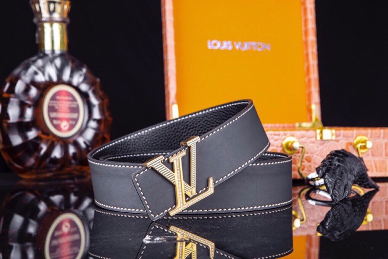 L家 男士商务休闲款真皮腰带 | 经典钢扣头层小牛皮皮带。
▎匠心工艺
严选皮料：带身双面采用进口头层小牛皮，纹理细腻，柔韧亲肤，久用不易变形。
精工电镀：logo扣头精钢真空电镀工艺，防刮耐磨，持久保色，低调演绎奢华质感。
38mm（ 3.8cm ）百搭宽度：适配商务正装与休闲造型，经典多色可选，轻松驾驭多种场合。
▎尊享礼遇
精品包装：配送鳄鱼纹木礼盒+真鳄鱼爪钥匙扣挂饰一支（限量赠品）。
高端之选：自用彰显品位，馈赠见证心意，高净值客户品质生活首选配饰。p260