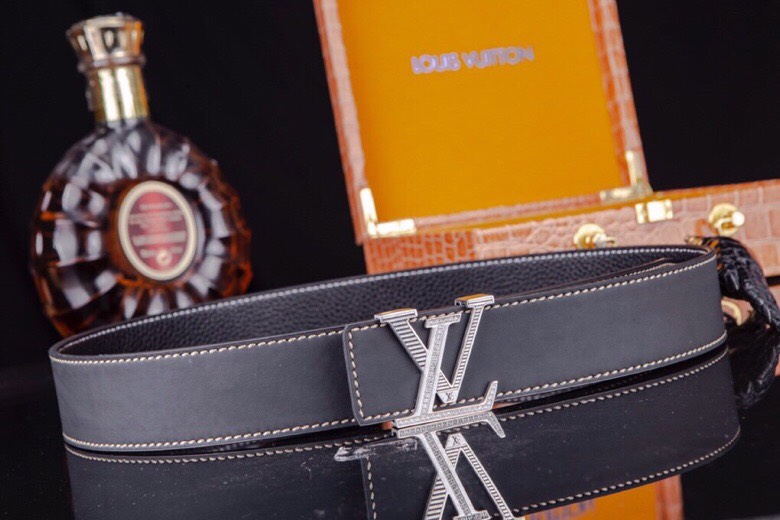 L家 男士商务休闲款真皮腰带 | 经典钢扣头层小牛皮皮带。
▎匠心工艺
严选皮料：带身双面采用进口头层小牛皮，纹理细腻，柔韧亲肤，久用不易变形。
精工电镀：logo扣头精钢真空电镀工艺，防刮耐磨，持久保色，低调演绎奢华质感。
38mm（ 3.8cm ）百搭宽度：适配商务正装与休闲造型，经典多色可选，轻松驾驭多种场合。
▎尊享礼遇
精品包装：配送鳄鱼纹木礼盒+真鳄鱼爪钥匙扣挂饰一支（限量赠品）。
高端之选：自用彰显品位，馈赠见证心意，高净值客户品质生活首选配饰。p260