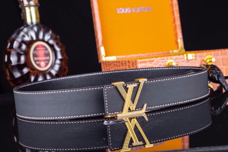 L家 男士商务休闲款真皮腰带 | 经典钢扣头层小牛皮皮带。
▎匠心工艺
严选皮料：带身双面采用进口头层小牛皮，纹理细腻，柔韧亲肤，久用不易变形。
精工电镀：logo扣头精钢真空电镀工艺，防刮耐磨，持久保色，低调演绎奢华质感。
38mm（ 3.8cm ）百搭宽度：适配商务正装与休闲造型，经典多色可选，轻松驾驭多种场合。
▎尊享礼遇
精品包装：配送鳄鱼纹木礼盒+真鳄鱼爪钥匙扣挂饰一支（限量赠品）。
高端之选：自用彰显品位，馈赠见证心意，高净值客户品质生活首选配饰。p260