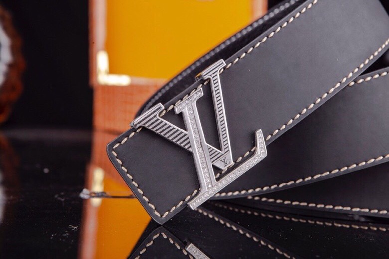 L家 男士商务休闲款真皮腰带 | 经典钢扣头层小牛皮皮带。
▎匠心工艺
严选皮料：带身双面采用进口头层小牛皮，纹理细腻，柔韧亲肤，久用不易变形。
精工电镀：logo扣头精钢真空电镀工艺，防刮耐磨，持久保色，低调演绎奢华质感。
38mm（ 3.8cm ）百搭宽度：适配商务正装与休闲造型，经典多色可选，轻松驾驭多种场合。
▎尊享礼遇
精品包装：配送鳄鱼纹木礼盒+真鳄鱼爪钥匙扣挂饰一支（限量赠品）。
高端之选：自用彰显品位，馈赠见证心意，高净值客户品质生活首选配饰。p260