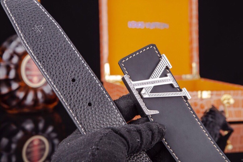 L家 男士商务休闲款真皮腰带 | 经典钢扣头层小牛皮皮带。
▎匠心工艺
严选皮料：带身双面采用进口头层小牛皮，纹理细腻，柔韧亲肤，久用不易变形。
精工电镀：logo扣头精钢真空电镀工艺，防刮耐磨，持久保色，低调演绎奢华质感。
38mm（ 3.8cm ）百搭宽度：适配商务正装与休闲造型，经典多色可选，轻松驾驭多种场合。
▎尊享礼遇
精品包装：配送鳄鱼纹木礼盒+真鳄鱼爪钥匙扣挂饰一支（限量赠品）。
高端之选：自用彰显品位，馈赠见证心意，高净值客户品质生活首选配饰。p260