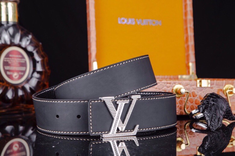 L家 男士商务休闲款真皮腰带 | 经典钢扣头层小牛皮皮带。
▎匠心工艺
严选皮料：带身双面采用进口头层小牛皮，纹理细腻，柔韧亲肤，久用不易变形。
精工电镀：logo扣头精钢真空电镀工艺，防刮耐磨，持久保色，低调演绎奢华质感。
38mm（ 3.8cm ）百搭宽度：适配商务正装与休闲造型，经典多色可选，轻松驾驭多种场合。
▎尊享礼遇
精品包装：配送鳄鱼纹木礼盒+真鳄鱼爪钥匙扣挂饰一支（限量赠品）。
高端之选：自用彰显品位，馈赠见证心意，高净值客户品质生活首选配饰。p260