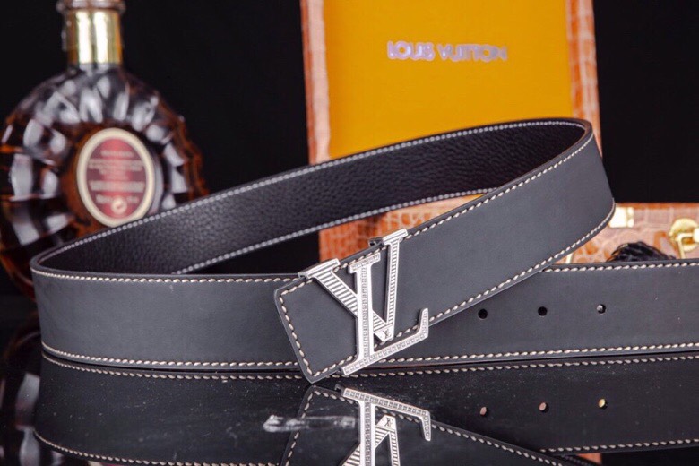 L家 男士商务休闲款真皮腰带 | 经典钢扣头层小牛皮皮带。
▎匠心工艺
严选皮料：带身双面采用进口头层小牛皮，纹理细腻，柔韧亲肤，久用不易变形。
精工电镀：logo扣头精钢真空电镀工艺，防刮耐磨，持久保色，低调演绎奢华质感。
38mm（ 3.8cm ）百搭宽度：适配商务正装与休闲造型，经典多色可选，轻松驾驭多种场合。
▎尊享礼遇
精品包装：配送鳄鱼纹木礼盒+真鳄鱼爪钥匙扣挂饰一支（限量赠品）。
高端之选：自用彰显品位，馈赠见证心意，高净值客户品质生活首选配饰。p260