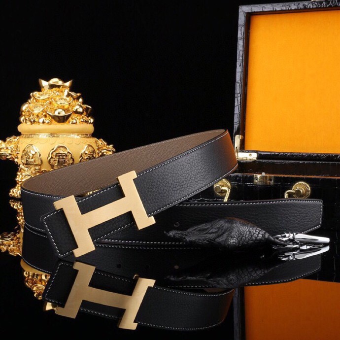爱马家 男士商务休闲款真皮腰带 | 经典H扣头层小牛皮皮带。
▎匠心工艺
严选皮料：带身双面采用进口头层小牛皮，纹理细腻，柔韧亲肤，久用不易变形。
精工电镀：H扣头精钢真空电镀工艺，防刮耐磨，持久保色，低调演绎奢华质感。
38mm（ 3.8cm ）百搭宽度：适配商务正装与休闲造型，经典多色可选，轻松驾驭多种场合。
▎尊享礼遇
精品包装：配送鳄鱼纹木礼盒
高端之选：自用彰显品位，馈赠见证心意，高净值客户品质生活首选配饰。p260