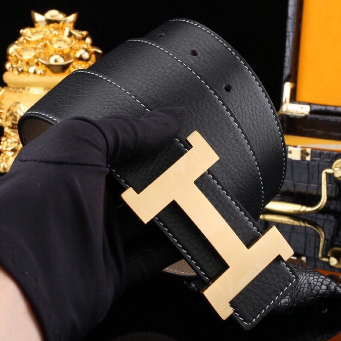 爱马家 男士商务休闲款真皮腰带 | 经典H扣头层小牛皮皮带。
▎匠心工艺
严选皮料：带身双面采用进口头层小牛皮，纹理细腻，柔韧亲肤，久用不易变形。
精工电镀：H扣头精钢真空电镀工艺，防刮耐磨，持久保色，低调演绎奢华质感。
38mm（ 3.8cm ）百搭宽度：适配商务正装与休闲造型，经典多色可选，轻松驾驭多种场合。
▎尊享礼遇
精品包装：配送鳄鱼纹木礼盒
高端之选：自用彰显品位，馈赠见证心意，高净值客户品质生活首选配饰。p260