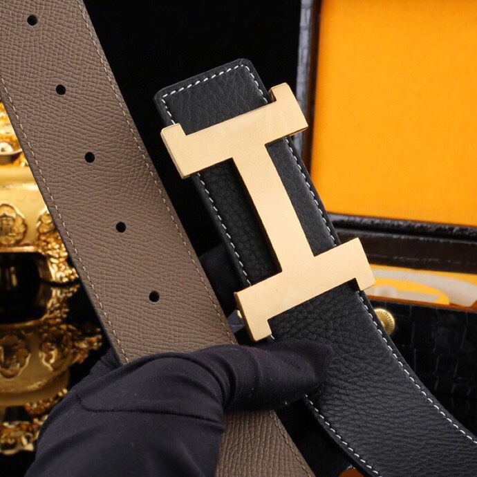 爱马家 男士商务休闲款真皮腰带 | 经典H扣头层小牛皮皮带。
▎匠心工艺
严选皮料：带身双面采用进口头层小牛皮，纹理细腻，柔韧亲肤，久用不易变形。
精工电镀：H扣头精钢真空电镀工艺，防刮耐磨，持久保色，低调演绎奢华质感。
38mm（ 3.8cm ）百搭宽度：适配商务正装与休闲造型，经典多色可选，轻松驾驭多种场合。
▎尊享礼遇
精品包装：配送鳄鱼纹木礼盒
高端之选：自用彰显品位，馈赠见证心意，高净值客户品质生活首选配饰。p260