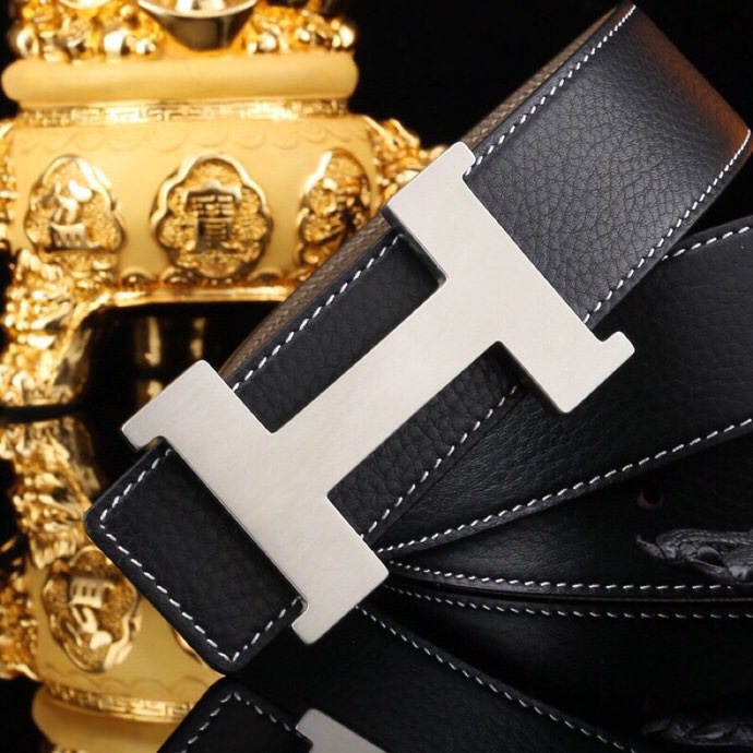 爱马家 男士商务休闲款真皮腰带 | 经典H扣头层小牛皮皮带。
▎匠心工艺
严选皮料：带身双面采用进口头层小牛皮，纹理细腻，柔韧亲肤，久用不易变形。
精工电镀：H扣头精钢真空电镀工艺，防刮耐磨，持久保色，低调演绎奢华质感。
38mm（ 3.8cm ）百搭宽度：适配商务正装与休闲造型，经典多色可选，轻松驾驭多种场合。
▎尊享礼遇
精品包装：配送鳄鱼纹木礼盒
高端之选：自用彰显品位，馈赠见证心意，高净值客户品质生活首选配饰。p260