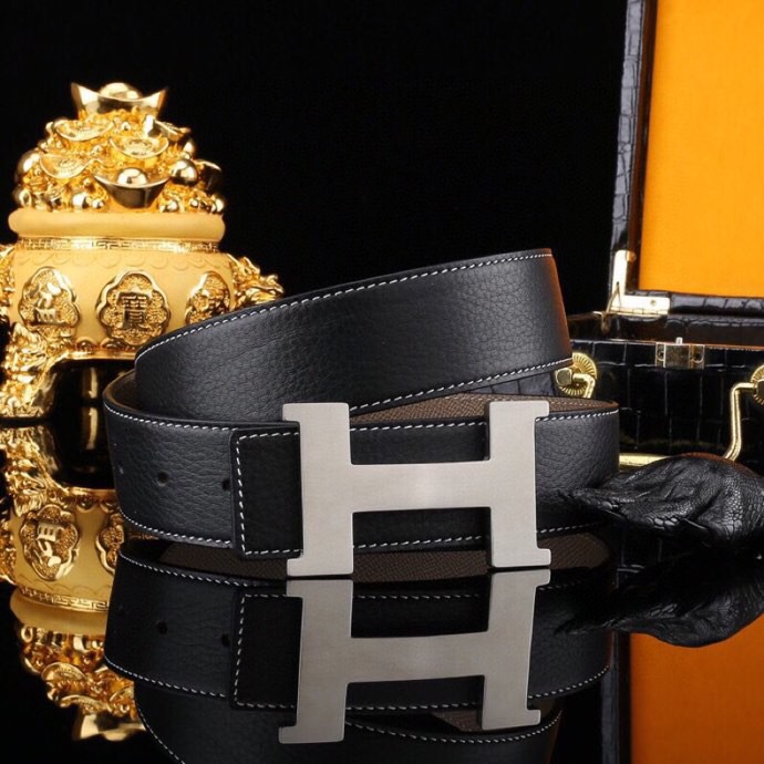 爱马家 男士商务休闲款真皮腰带 | 经典H扣头层小牛皮皮带。
▎匠心工艺
严选皮料：带身双面采用进口头层小牛皮，纹理细腻，柔韧亲肤，久用不易变形。
精工电镀：H扣头精钢真空电镀工艺，防刮耐磨，持久保色，低调演绎奢华质感。
38mm（ 3.8cm ）百搭宽度：适配商务正装与休闲造型，经典多色可选，轻松驾驭多种场合。
▎尊享礼遇
精品包装：配送鳄鱼纹木礼盒
高端之选：自用彰显品位，馈赠见证心意，高净值客户品质生活首选配饰。p260