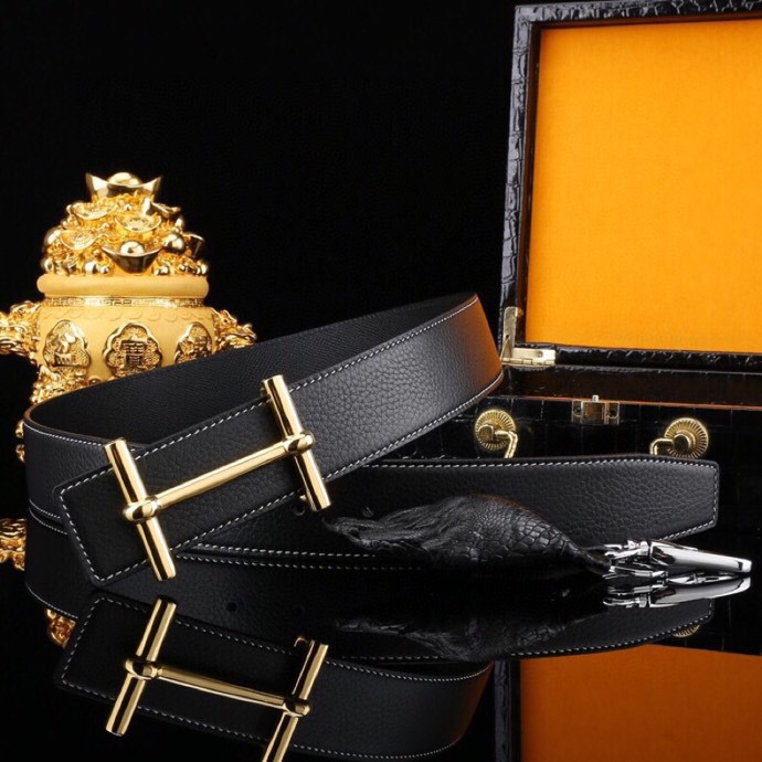 爱马家 男士商务休闲款真皮腰带 | 经典H扣头层小牛皮皮带。
▎匠心工艺
严选皮料：带身双面采用进口头层小牛皮，纹理细腻，柔韧亲肤，久用不易变形。
精工电镀：H扣头精钢真空电镀工艺，防刮耐磨，持久保色，低调演绎奢华质感。
38mm（ 3.8cm ）百搭宽度：适配商务正装与休闲造型，经典多色可选，轻松驾驭多种场合。
▎尊享礼遇
精品包装：配送鳄鱼纹木礼盒
高端之选：自用彰显品位，馈赠见证心意，高净值客户品质生活首选配饰。p260