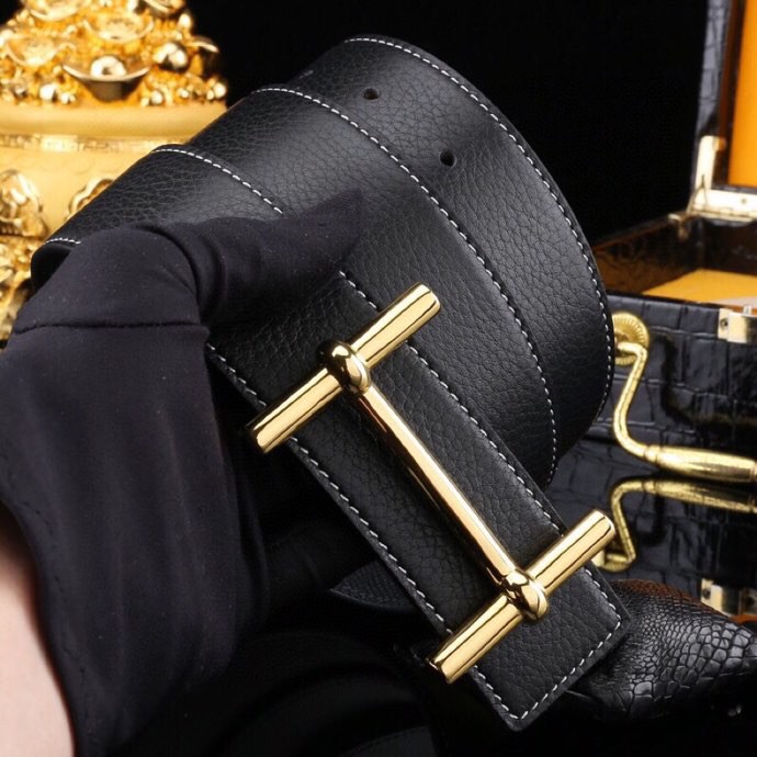 爱马家 男士商务休闲款真皮腰带 | 经典H扣头层小牛皮皮带。
▎匠心工艺
严选皮料：带身双面采用进口头层小牛皮，纹理细腻，柔韧亲肤，久用不易变形。
精工电镀：H扣头精钢真空电镀工艺，防刮耐磨，持久保色，低调演绎奢华质感。
38mm（ 3.8cm ）百搭宽度：适配商务正装与休闲造型，经典多色可选，轻松驾驭多种场合。
▎尊享礼遇
精品包装：配送鳄鱼纹木礼盒
高端之选：自用彰显品位，馈赠见证心意，高净值客户品质生活首选配饰。p260