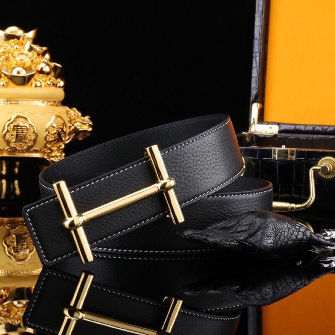 爱马家 男士商务休闲款真皮腰带 | 经典H扣头层小牛皮皮带。
▎匠心工艺
严选皮料：带身双面采用进口头层小牛皮，纹理细腻，柔韧亲肤，久用不易变形。
精工电镀：H扣头精钢真空电镀工艺，防刮耐磨，持久保色，低调演绎奢华质感。
38mm（ 3.8cm ）百搭宽度：适配商务正装与休闲造型，经典多色可选，轻松驾驭多种场合。
▎尊享礼遇
精品包装：配送鳄鱼纹木礼盒
高端之选：自用彰显品位，馈赠见证心意，高净值客户品质生活首选配饰。p260