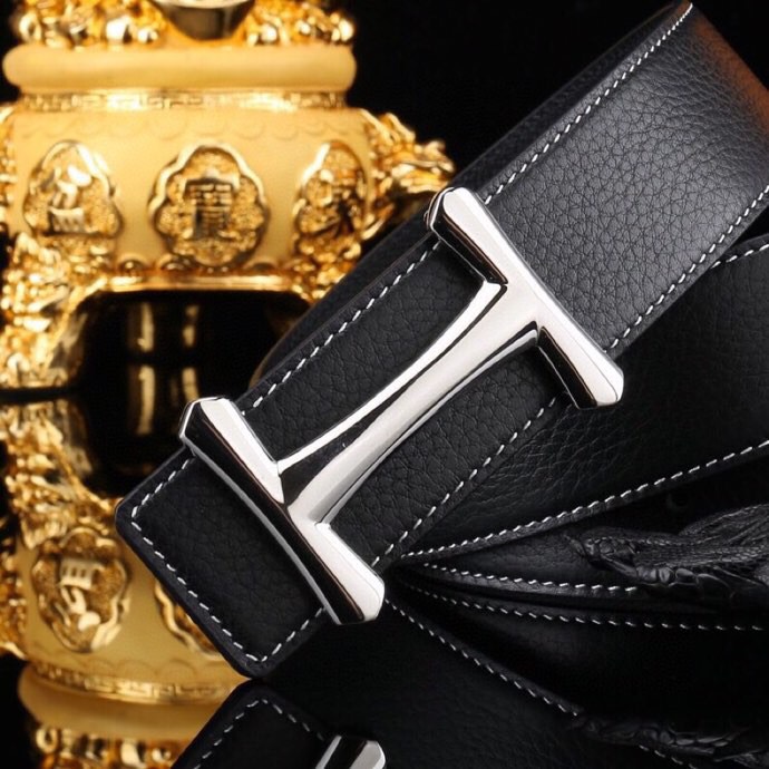 爱马家 男士商务休闲款真皮腰带 | 经典H扣头层小牛皮皮带。
▎匠心工艺
严选皮料：带身双面采用进口头层小牛皮，纹理细腻，柔韧亲肤，久用不易变形。
精工电镀：H扣头精钢真空电镀工艺，防刮耐磨，持久保色，低调演绎奢华质感。
38mm（ 3.8cm ）百搭宽度：适配商务正装与休闲造型，经典多色可选，轻松驾驭多种场合。
▎尊享礼遇
精品包装：配送鳄鱼纹木礼盒
高端之选：自用彰显品位，馈赠见证心意，高净值客户品质生活首选配饰。p260